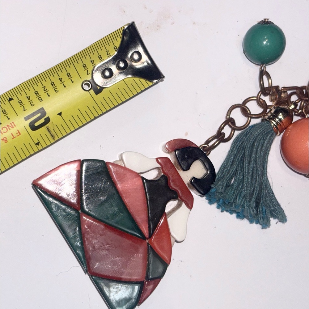 Las Meninas-inspired keychain depicts a stylized figure - Picture 6 of 8
